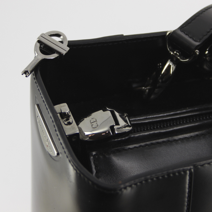 Handbag in black patent leather - Detail D5