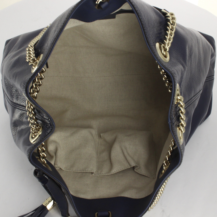 Bolso de mano Gucci Soho en charol azul - Detail D2