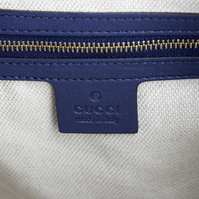 Sac à main Gucci Soho en cuir vernis bleu - Detail D3