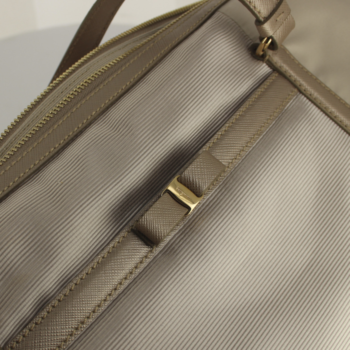 Shopping bag Salvatore Ferragamo in tela e pelle beige - Detail D5
