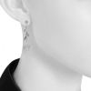 Orecchini pendenti Chanel Camelia modello grande in oro bianco e diamanti - Detail D1 thumbnail