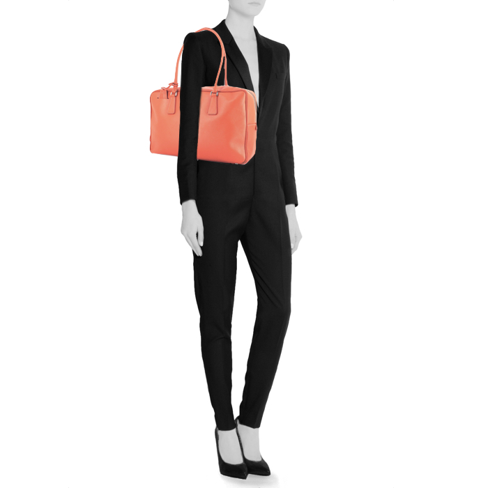 Bolso de mano Prada en cuero saffiano naranja - Detail D1