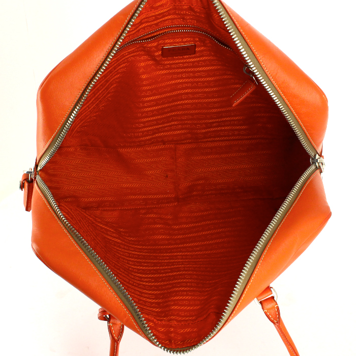 Bolso de mano Prada en cuero saffiano naranja - Detail D2
