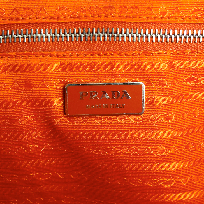 Bolso de mano Prada en cuero saffiano naranja - Detail D3