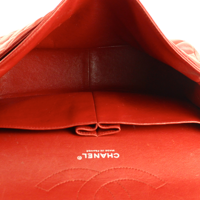 Sac à main Chanel Timeless jumbo en cuir matelassé rouge - Detail D3