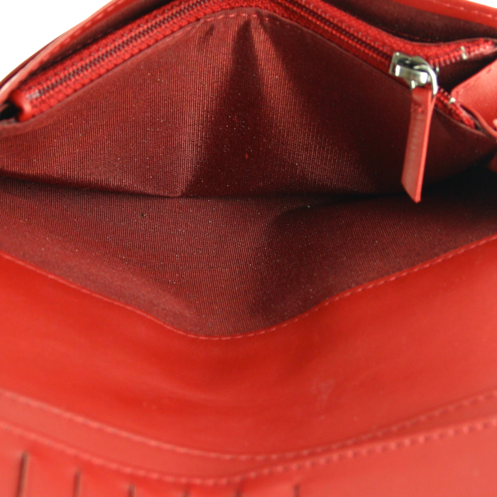 Billetera Chanel en cuero granulado acolchado rojo - Detail D3