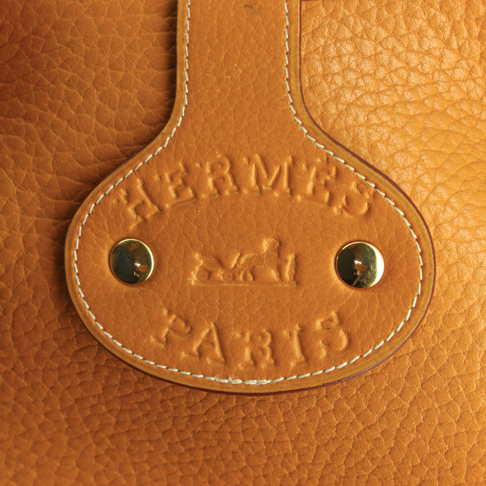 Hermes handbag in brown grained leather - Detail D4