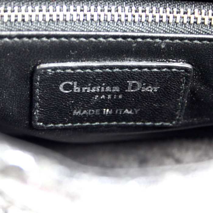 Bolso de mano Dior Lady Dior modelo pequeño en lona acolchada plateada y charol negro - Detail D3
