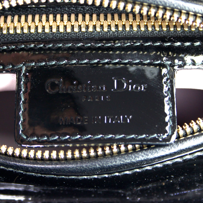 Bolso de mano Dior Lady Dior modelo mediano en tejido jersey negro y blanco y charol negro - Detail D4