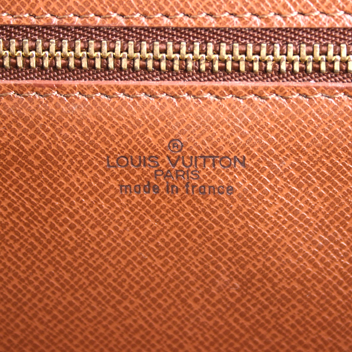 Bolsito de mano Louis Vuitton en cuero Epi marrón - Detail D3