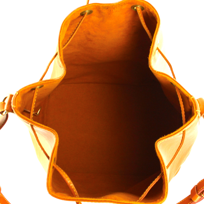 Sac cabas Louis Vuitton petit Noé grand modèle en cuir épi cognac - Detail D2