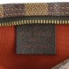 Bolsito de mano Louis Vuitton en lona a cuadros ébano y cuero marrón - Detail D3 thumbnail