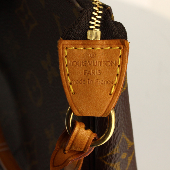 Bolsito de mano Louis Vuitton Pochette accessoires en lona Monogram y cuero natural - Detail D3