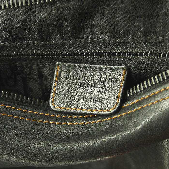Sac à main Dior Christian Dior Saddle en cuir noir - Detail D4