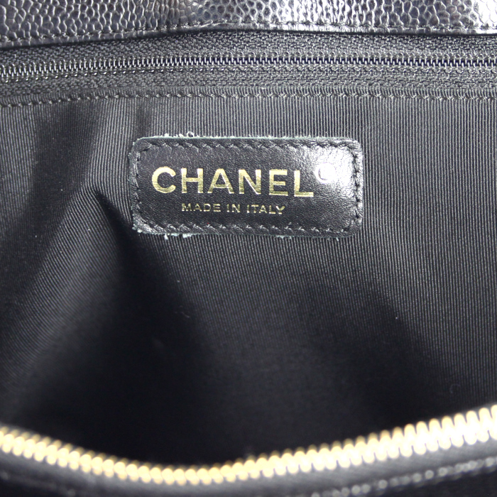 Bolso de mano Chanel en cuero granulado acolchado negro - Detail D3