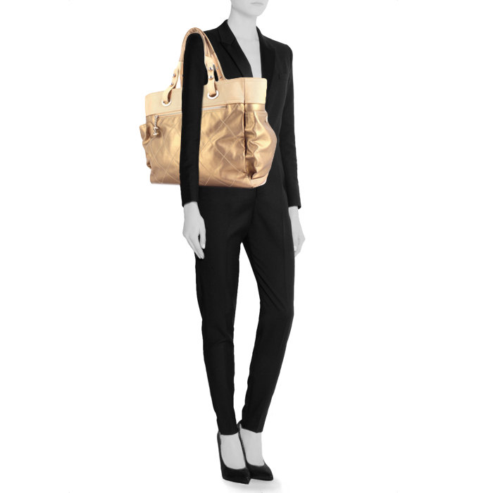 Sac à main Chanel Grand Shopping en toile beige et dorée et cuir beige - Detail D1