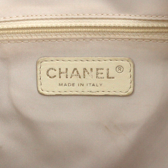 Sac à main Chanel Grand Shopping en toile beige et dorée et cuir beige - Detail D3