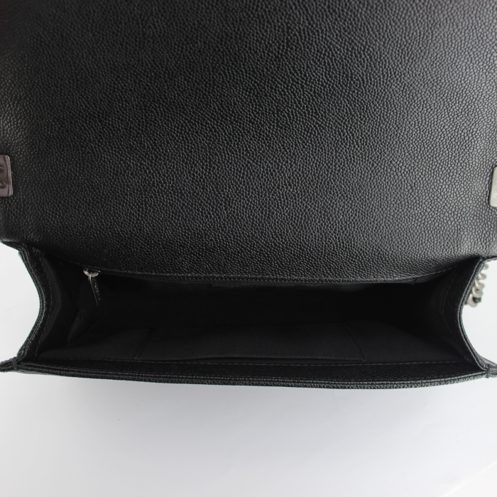 Sac à main Chanel en cuir grainé matelassé noir - Detail D3