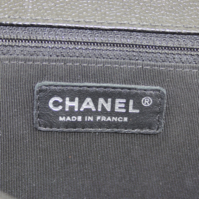 Chanel handbag in black quilted grained leather - Detail D4