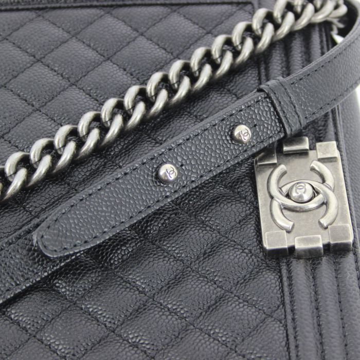 Sac à main Chanel en cuir grainé matelassé noir - Detail D5