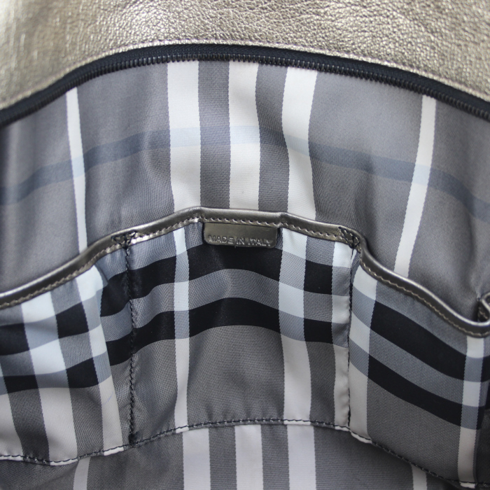 Burberry handbag in gilt leather - Detail D4