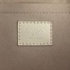 Bolso/bolsito Louis Vuitton Montaigne en cuero Epi color crema - Detail D3 thumbnail