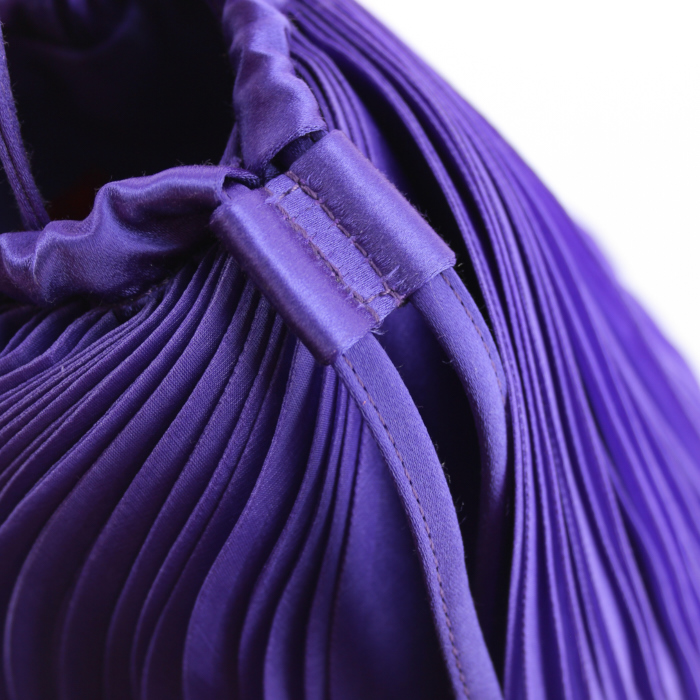 Sac/pochette Valentino Garavani en satin violet - Detail D3
