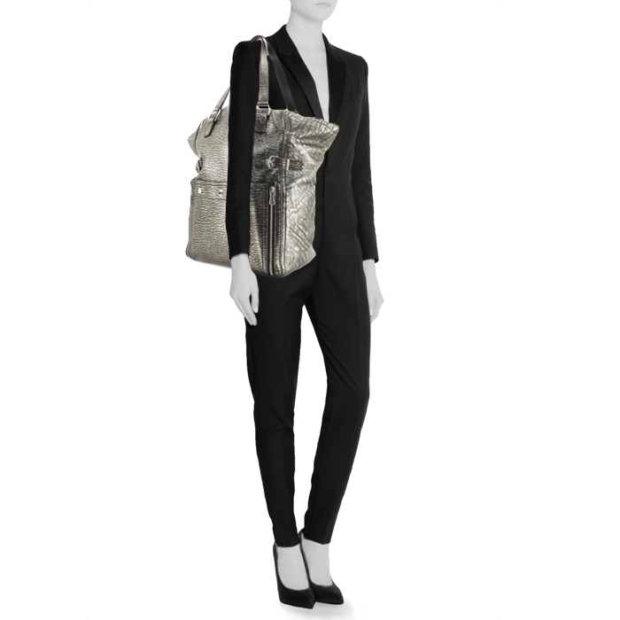 Bolso de mano Saint Laurent Downtown modelo grande en cuero plateado - Detail D1