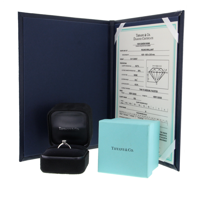 Bague solitaire Tiffany & Co en platine et en diamant - Detail D2