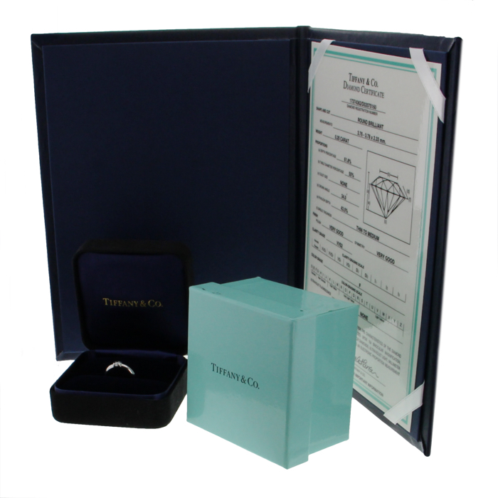 Bague solitaire Tiffany 
Co en platine et en diamant - Detail D2