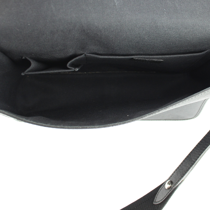 Louis Vuitton beggar's bag in black taiga leather - Detail D2