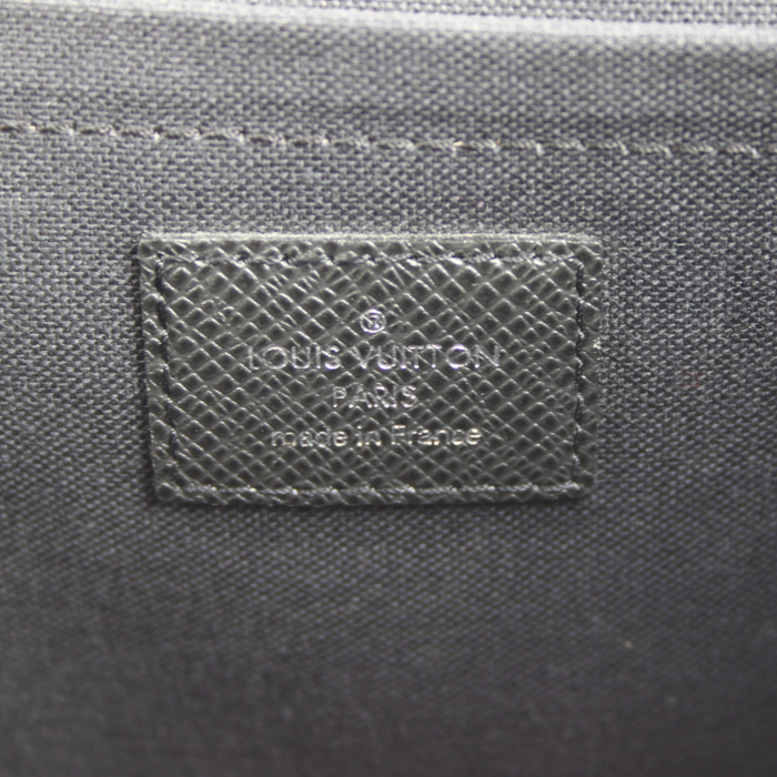Louis Vuitton beggar's bag in black taiga leather - Detail D3