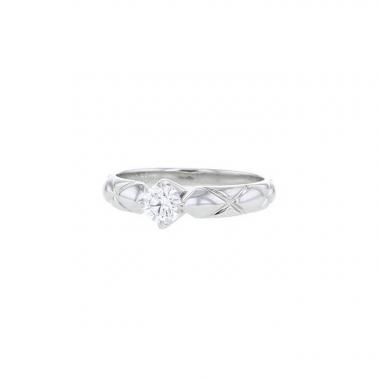 Sortija solitaria Chanel Matelassé en platino y diamante (0,31 carat) Sortija solitaria Chanel Matelassé en platino y diamante (0,31 carat)
