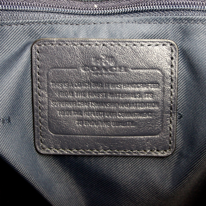 Bolso de mano Coach en cuero acolchado azul marino - Detail D4