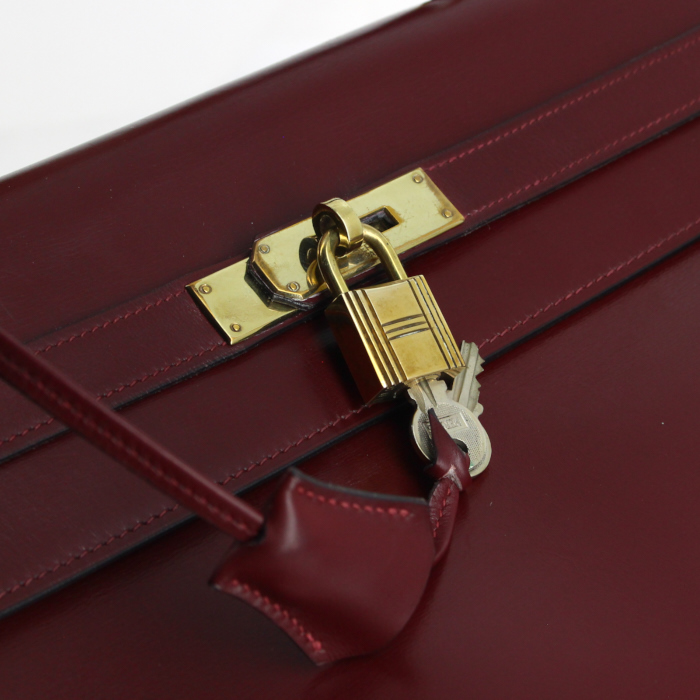 Bolso de mano Hermes Kelly 35 cm en cuero box color burdeos - Detail D2