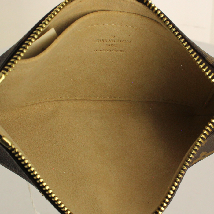 Pochette Louis Vuitton Milla en toile monogram et cuir naturel - Detail D2