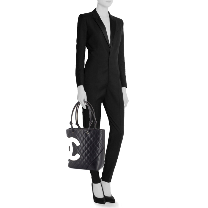 Sac cabas Chanel Cambon en cuir matelassé noir - Detail D1