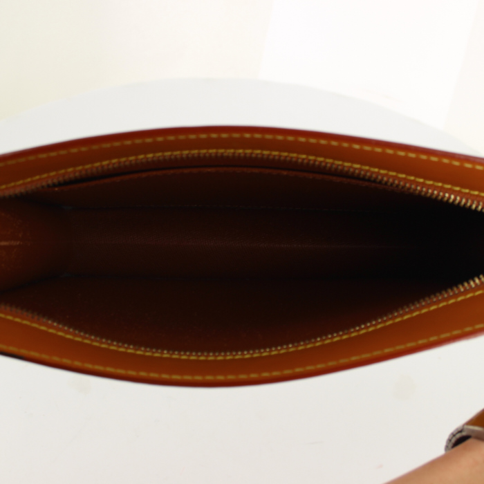 Bolsito de mano Louis Vuitton en cuero Epi marrón - Detail D2