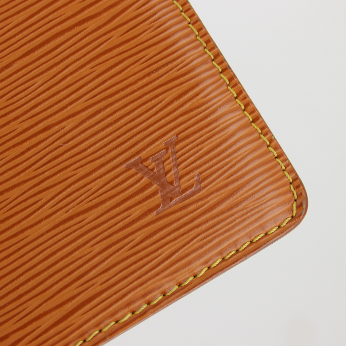 Bolsito de mano Louis Vuitton en cuero Epi marrón - Detail D3