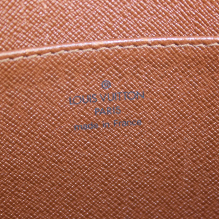 Bolsito de mano Louis Vuitton en cuero Epi marrón - Detail D4