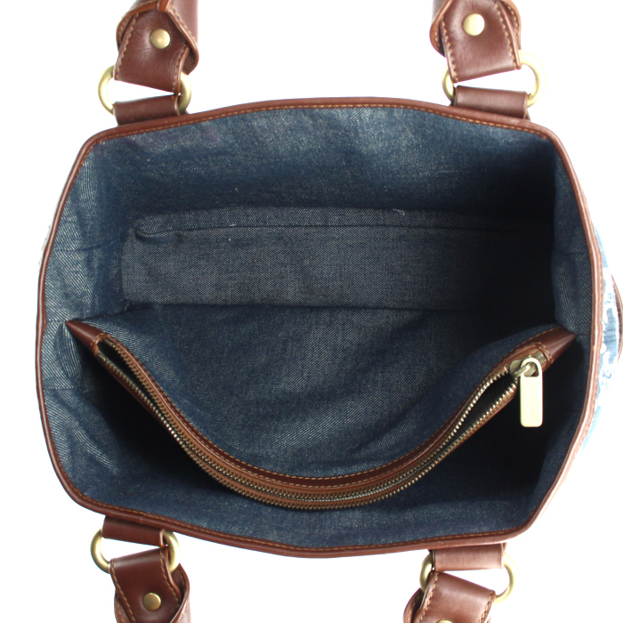 Bolso de mano Celine Boogie en lona denim Monogram azul y cuero marrón - Detail D2