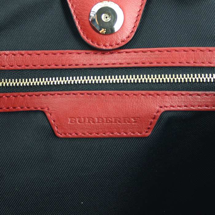 Bolso de mano Burberry en lona Haymarket beige y cuero rojo - Detail D3