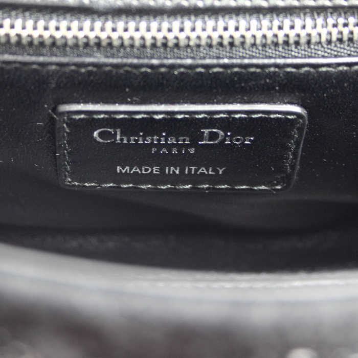 Sac à main Dior Lady petit modèle en toile jersey noire et strass - Detail D4