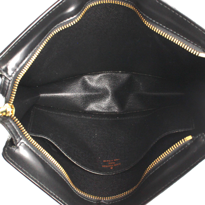 Bolsito de mano Louis Vuitton en cuero Epi negro - Detail D2
