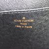 Pochette Louis Vuitton en cuir épi noir - Detail D3 thumbnail