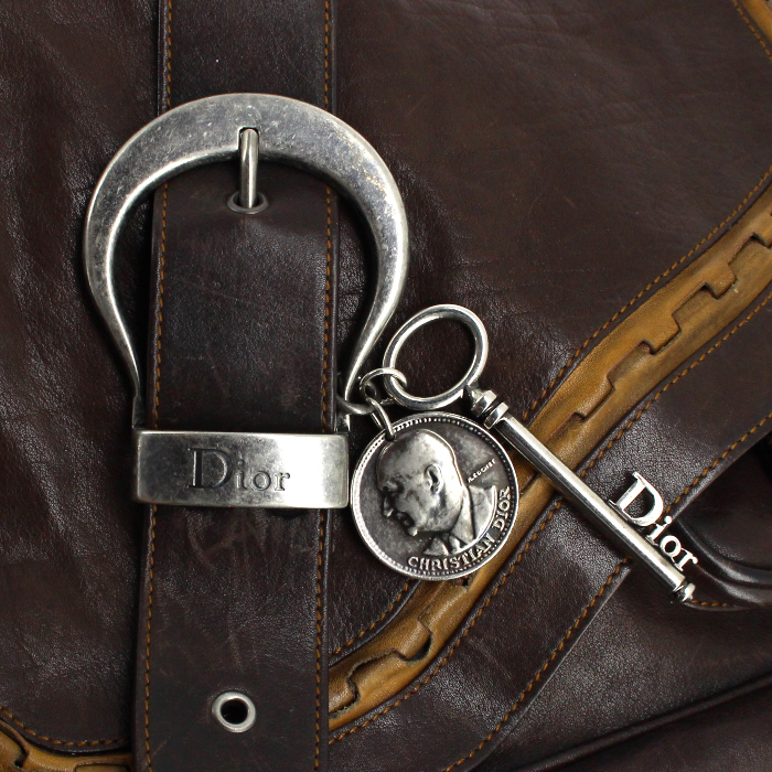 Dior Saddle handbag in brown leather - Detail D4