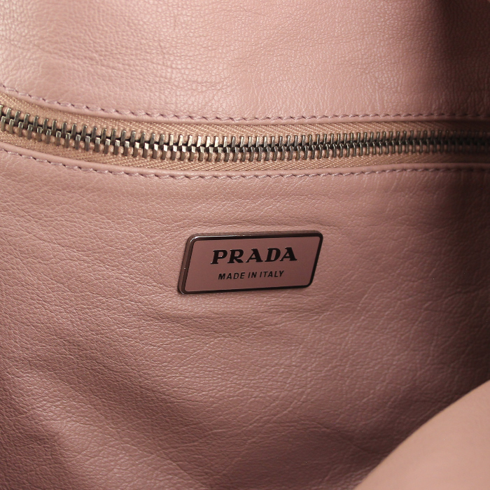 Bolso de mano Prada en cuero marrón - Detail D3