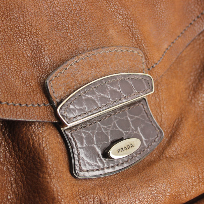Bolso de mano Prada en cuero marrón - Detail D4