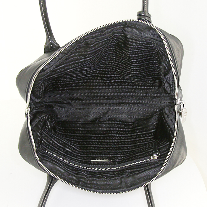Bolso de mano Prada en cuero negro - Detail D2