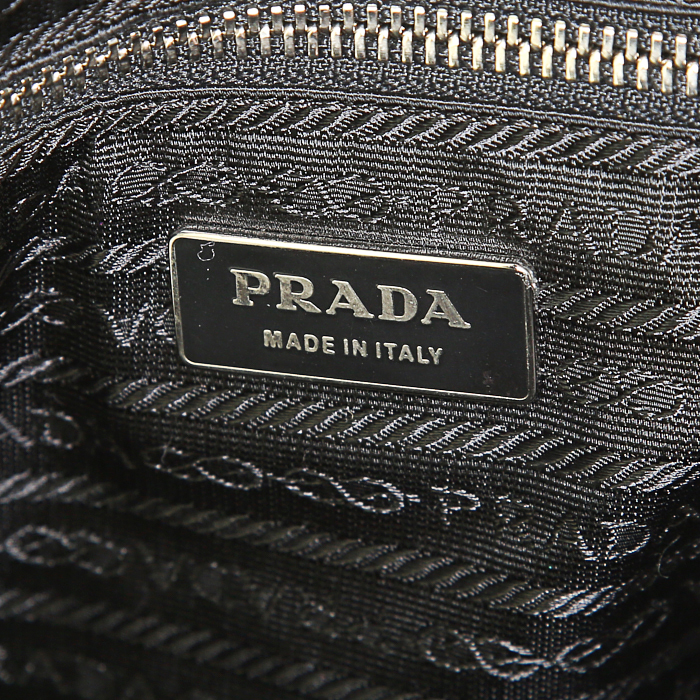 Bolso de mano Prada en cuero negro - Detail D3
